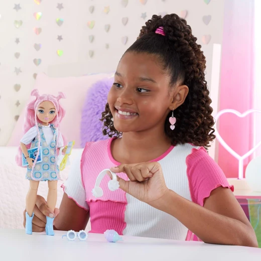 Mattel Barbie Dream Besties Daisy Jean Fashion Doll with DJ Accessories &amp; Pink Hair for Creative Play - Barbie - Image 4