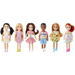 مجموعة دمى Barbie Chelsea، دمى صغيرة بملابس وأحذية قابلة للإزالة، مقاس 6 إنش (قد تختلف الأشكال)