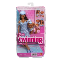 دمية Barbie Twinning Looks مع كلب أليف بملابس منقطة زرقاء متطابقة وإكسسوارات لكلٍ منهما مثل قبعات بيريه وحقائب، بشعر بني