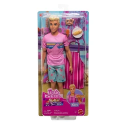 دمية Ken من Barbie Mysteries: Beach Detectives ترتدي الزي المميز القابل للإزالة مع إكسسوارات سرد القصص، تشمل مئزر ووجبات خفيفة
