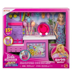 مجموعة لعب Barbie Mysteries: Beach Detectives دمية Malibu مع كشك لعبة غزل البنات و20 إكسسوار تشمل جوائز