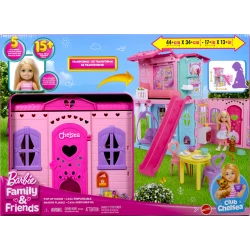 بيت دمية Barbie Chelsea مع أكثر من 15 إكسسوار، منزل منبثق يتوسع إلى أكثر من 17 × 13 إنش مع 5 مناطق لعب وزحليقة، يشمل دمية صغيرة وكلب أليف