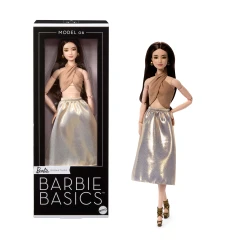 مجموعة Barbie Basics – دمى أزياء كلاسيكية خالدة بأجسام قابلة للحركة وملابس أساسية بمقاس موحّد