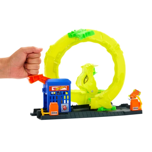 Hot Wheels Snake Spiral Attack Playset – Track Set with 1:64 Die-Cast Car, Corkscrew Loop &amp; Gas Station - Hot Wheels - Image 3