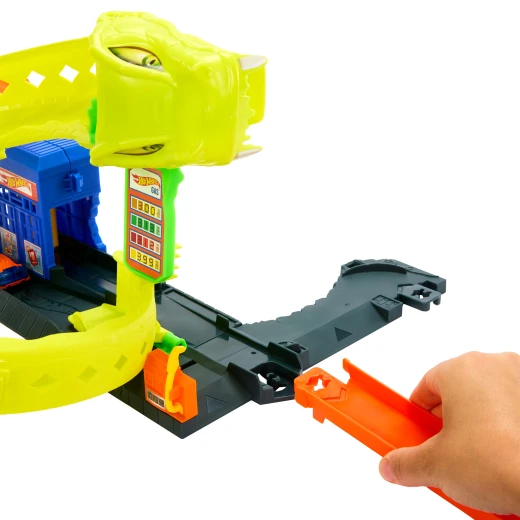 Hot Wheels Snake Spiral Attack Playset – Track Set with 1:64 Die-Cast Car, Corkscrew Loop &amp; Gas Station - Hot Wheels - Image 4