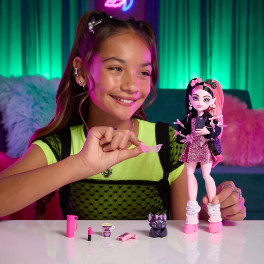 Monster High Draculaura Doll – Pink Bow Dress &amp; Black Cardigan with Pet Bat Count Fabulous &amp; 7 Accessories - Monster High - Image 2