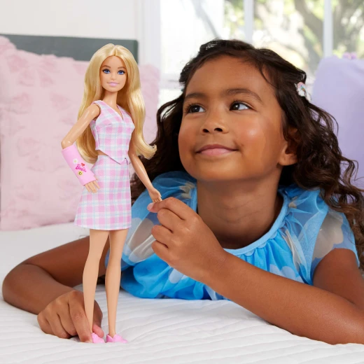 Barbie Fashionistas Doll #243 – Blonde with Pink Arm Cast, Plaid Top &amp; Skirt with Pink Loafers - Barbie - Image 4