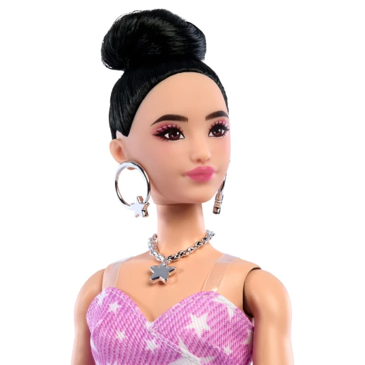 Barbie Deluxe Style Doll #11 – Pink Denim Star-Print Dress, Black Hair in High Bun with Handbag &amp; Jewellery - Barbie - Image 3